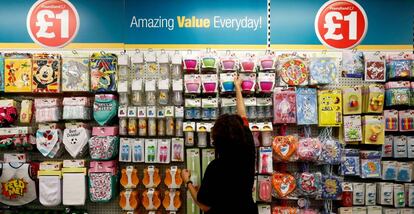 Tienda de Pounland, cadena propiedad de Steinhoff, en Londres (Reino Unido).