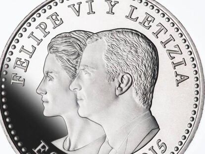 En la nueva moneda aparecen los retratos don Felipe y doña Letizia.