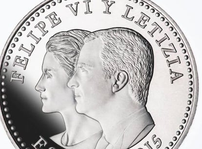 En la nueva moneda aparecen los retratos don Felipe y doña Letizia.