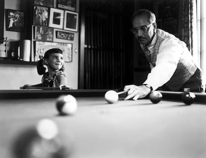 El cómico jugando al billar con su hija Melinda en 1954.