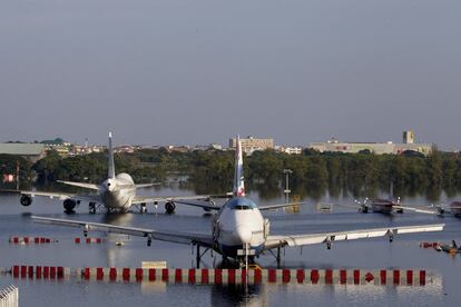 Varios aviones permanecen estacionados en el aeropuerto de Don Muang, Bangkok, cerrado por las inundaciones que han asolado Tailandia.