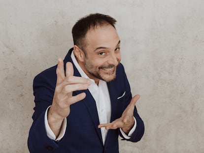 Roberto Vilar, presentador de 'Land Rober Tunai Show', en una foto promocional de su productora.