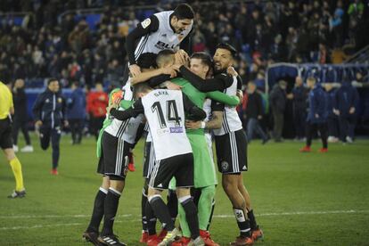 Los jugadores del Valencia felicitan a Domènech