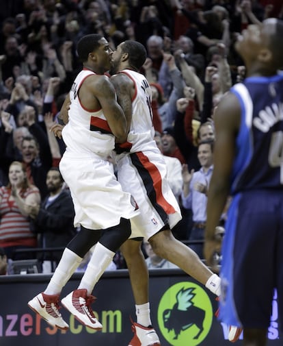 Matthews y LaMarcus Aldridge celebran la canasta de la victoria de los Blazers ante Dallas.