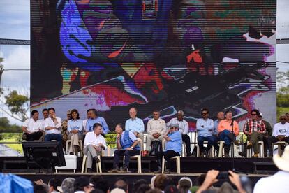 El presidente colombiano, Juan Manuel Santos (i), al frente del comandante de las Fuerzas Armadas Revolucionarias de Colombia (FARC) Timoleón Jiménez o 'Timochenko' (d) y Jean Arnault (c), representante de la ONU para el proceso de paz colombiano.