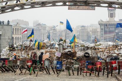 Manifestantes levantan una barricadas en el centro de Kiev ,Ucrania. Los manifestantes ucranianos permanecen hoy parapetados en la Plaza de la Independencia de Kiev, epicentro de la revuelta pacífica proeuropea contra el Gobierno del presidente Víktor Yanukóvich.