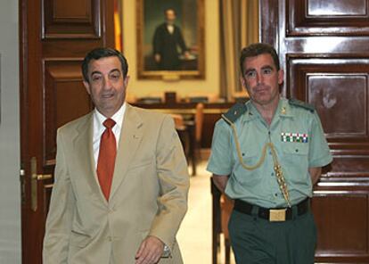 Carlos Gómez Arruche, director general de la Guardia Civil, poco antes de su comparecencia.