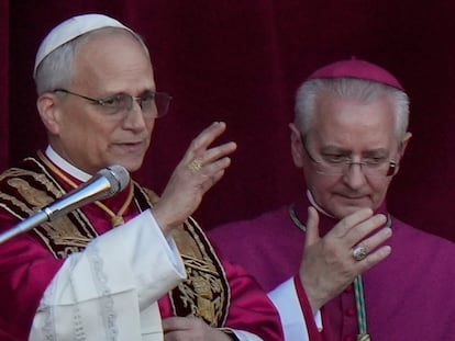 El papa León XIV imparte su bendición desde el balcón de la basílica de San Pedro tras su elección, en la Ciudad del Vaticano, este jueves 8 de mayo de 2025.