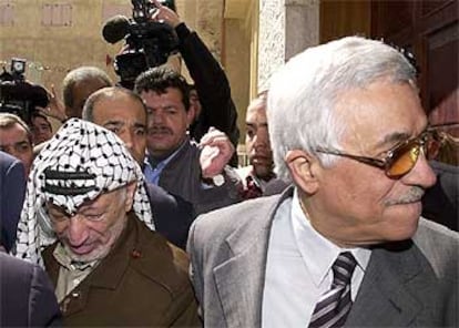 Yasir Arafat, a la izquierda, y Abu Mazen, ayer, a la entrada de la reunión del Consejo Central de la OLP que aprobó el nombramiento de Mazen.