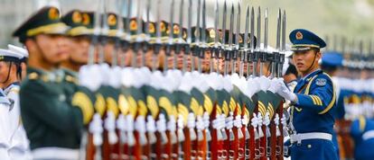Un miembro de la guardia de honor del Ejército chino revisa la formación durante una ceremonia de bienvenida el martes en el Gran Palacio del Pueblo en Pekín.