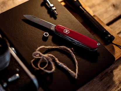 La navaja suiza Victorinox Hiker incluye siete herramientas con 13 funciones.