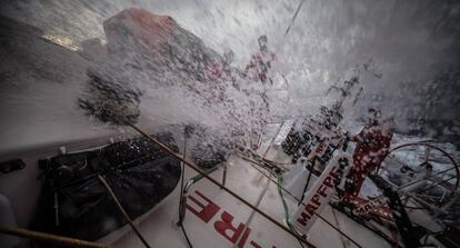 El Mapfre capeando el temporal.