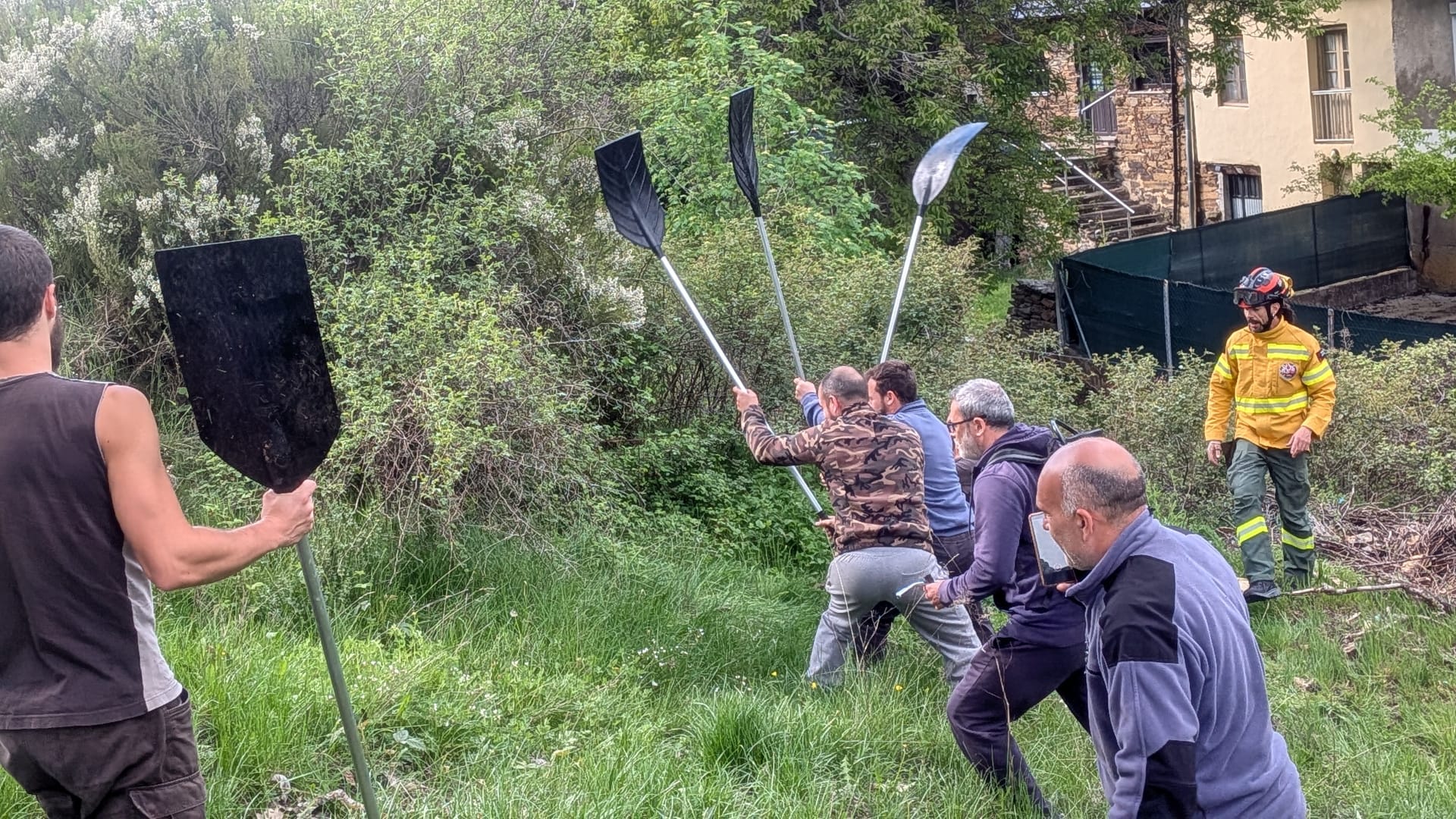 Ciudadanos contra las llamas: de los cursos para vecinos de los pueblos a las agrupaciones de voluntarios que apagan fuegos en Cataluña