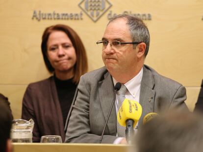 Albert Ballesta i la nova alcaldessa, Marta Madrenas, darrere. 