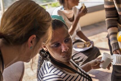 La doctora Jennifer Hughes (MSF) experta en las variedades más agresivas de la tuberculosis habla con Busisivou Beko. Ella superó la tuberculosis multirresistente y ahora es una de las consejeras de MSF con más conocimiento e implicación con este problema en Kayelitsha.