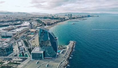 Imagen aérea del hotel W de Barcelona.