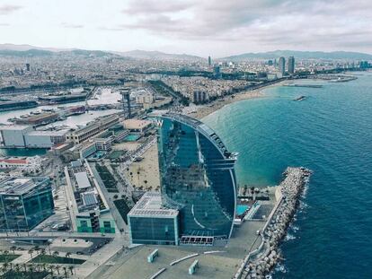 Imagen aérea del hotel W de Barcelona.