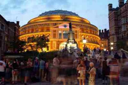 Aficionados esperan a las puertas del Royal Albert Hall en una edición anterior de los Proms