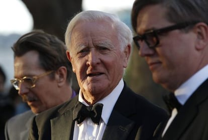El escritor y exespía John le Carré junto a los actores Gary Oldman y Tomas Alfredson, en el estreno de una de las películas de sus novelas.