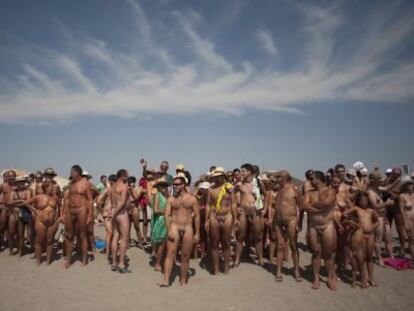 Algunos de los 729 nudistas en El Playazo, de Vera, que en julio de 2013 batieron el r&eacute;cord Guinness de ba&ntilde;o colectivo.