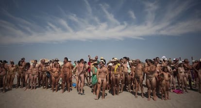 Algunos de los 729 nudistas en El Playazo, de Vera, que en julio de 2013 batieron el r&eacute;cord Guinness de ba&ntilde;o colectivo.