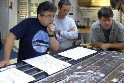 Yuki Morono, a la izquierda, con su equipo, revisa sedimentos del fondo del mar.