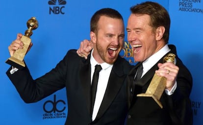 Aaron Paul e Bryan Cranston comemoram os Globos de Ouro de ‘Breaking Bad’.