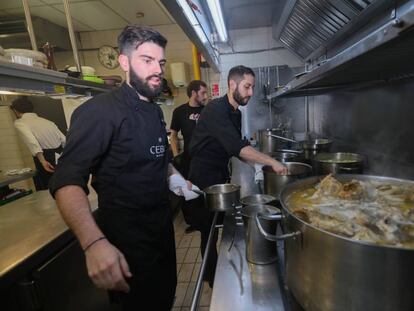 Pablo Gonzalez y Oscar Castellano, cocineros del restaurante madrileño Cebo.