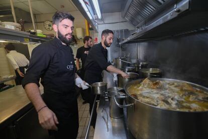 Pablo Gonzalez y Oscar Castellano, cocineros del restaurante madrileño Cebo.