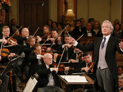 Franz Welser-Möst, al frente de la Filarmónica de Viena, este domingo durante el concierto de Año Nuevo.