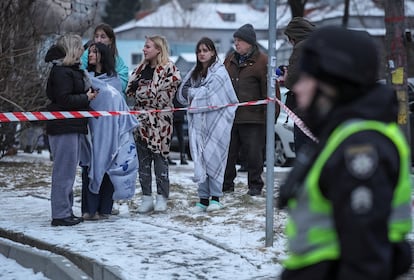 Vecinos de Kiev, evacuados de sus viviendas tras el ataque ruso de este martes. 