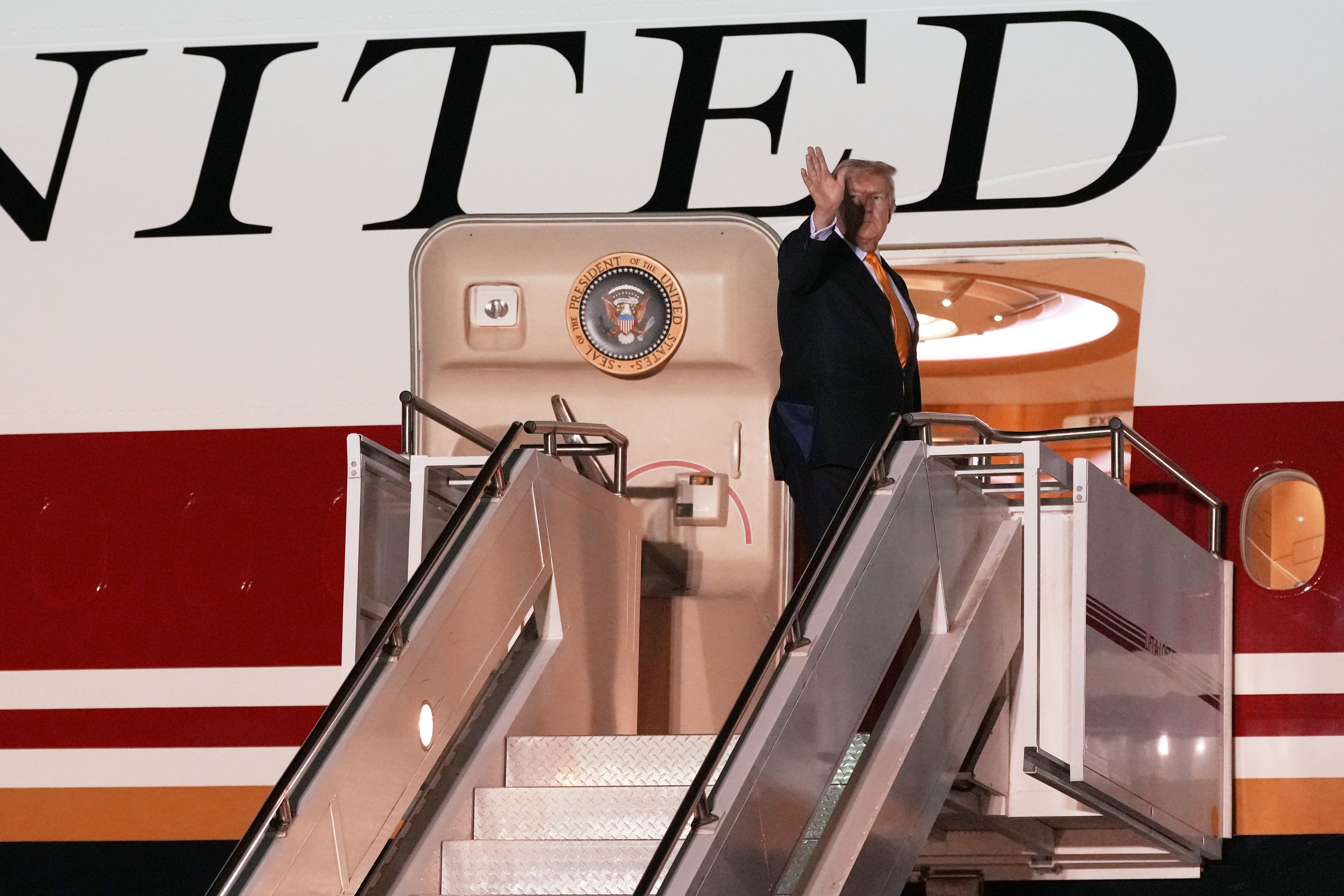 Trump viaja “por razones de seguridad” en el antiguo ‘Air Force One’ en lugar del avión que le regaló Catar