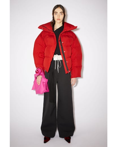 Acne Studios. La firma de Estocolmo se ha adjudicado durante los últimos años el plumas más deseado de la temporada. El diseño Down Puffer con cuatro paneles y cintura estrecha ensalza esa silueta clásica de extrarradio, ligada a un cuello chimenea y un cuerpo sobredimensionado. Este invierno apuesta por una carta reducida de colores en rojo cereza, negro y verde tierra.