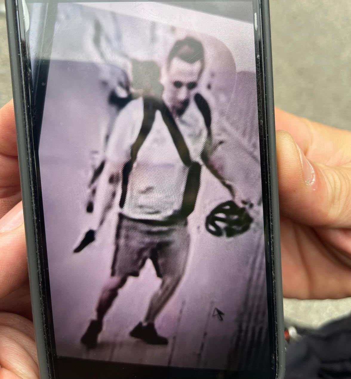 Imagen en un móvil del presunto autor material del asesinato a tiros de un joven en el centro de Barcelona en la mañana del 10 de junio de 2026.