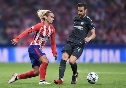 El delantero del Atlético de Madrid Antoine Griezmann regatea al jugador del Chelsea, Cesc Fábregas, en una jugada del partido.