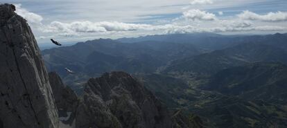 Armando Del Rey e Darío Barrio saltam do topo do Pico San Carlos (Picos de Europa).