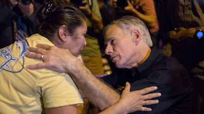 O governador do Texas, Greg Abbott, consola uma moradora de Sutherland Springs.