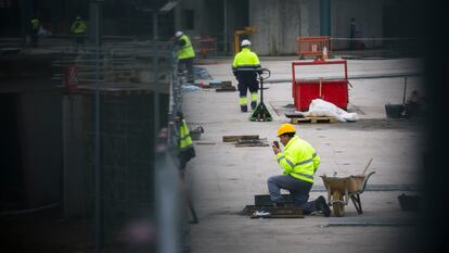 Trabajadores en una obra pública en Santiago de Compostela, este viernes.