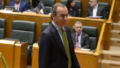 El líder de los populares vascos, Alfonso Alonso y el lehendakari en segundo plano.