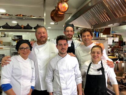DANI MORAS CON SU EQUIPO EN EL RESTAURANTE SA PEDRERA DES PUJOLS / CAPEL