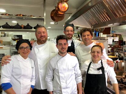 DANI MORAS CON SU EQUIPO EN EL RESTAURANTE SA PEDRERA DES PUJOLS / CAPEL 