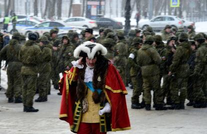 Un actor disfrazado como el zar Pedro El Grande camina bajo la nieve mientras un grupo de militares rusos se reúne en San Petersburgo (Rusia) durante un ensayo para el desfile del 27 de enero que conmemorará el 75º aniversario del levantamiento del asedio nazi de Leningrado.