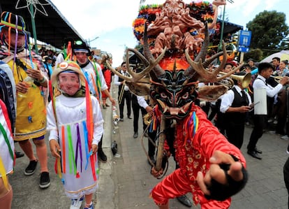 Los personajes de la "Diablada de Píllaro" son danzantes disfrazados con máscaras de diablos que, lejos de asustar, convocan a disfrutar de una tradición milenaria. El 1 de enero, las "partidas" deleitaron a casi 30.000 visitantes que llegaron a la ciudad andina de la provincia de Tungurahua para celebrar con los diablos el Año Nuevo.