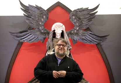 Guillermo del Toro inauguró 'En casa con mis monstruos' en su natal Guadalajara (México). En la imagen, con el Ángel de la Muerte de su película 'Hellboy'.