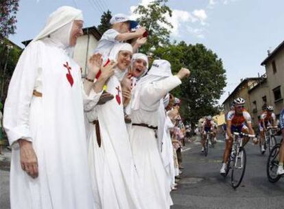 Unas monjas animan al pelotón durante la etapa.