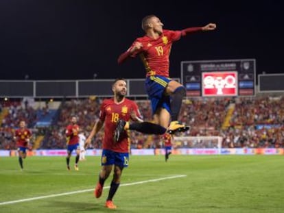 La selección de Lopetegui doblega a Albania con tres buenos goles y otro partido notable de Isco, y logra la clasificación para Rusia 2018 tras el empate de Italia con Macedonia