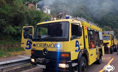 Dos coches de bomberos en Asturias.