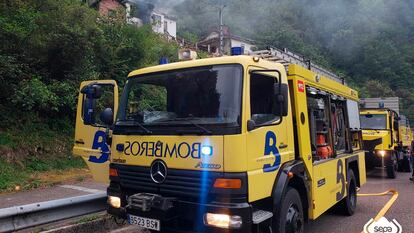 Dos coches de bomberos en Asturias.
