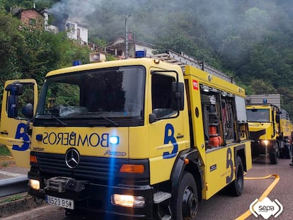 Dos coches de bomberos en Asturias.