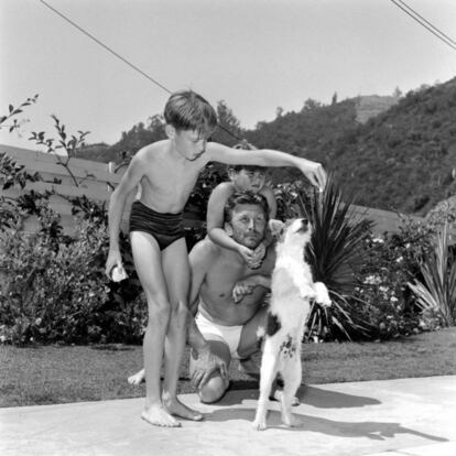 Uma rara imagem de Kirk Douglas em família, junto a seus dois filhos mais velhos, Michael e Joel, em sua casa em 1954.